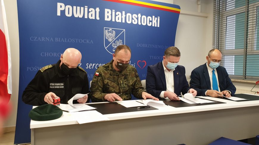 Sprzęt przekazano przedstawicielom służb mundurowych w Starostwie Powiatowym w Białymstoku.