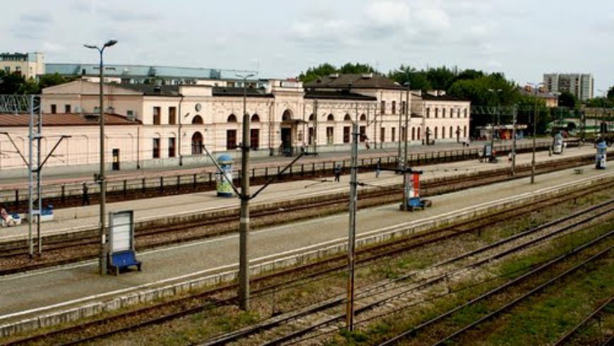 Dzieciaki zwiedzą dworzec PKP w Białymstoku