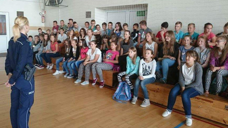 Dzielnicowa na spotkaniu z gimnazjalistami z Suchowoli