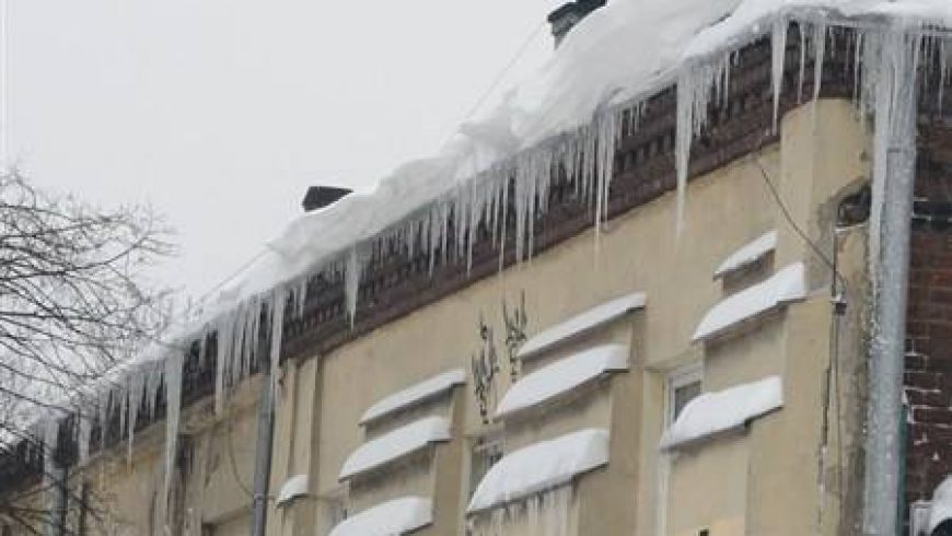 Apel o usuwanie śniegu i nawisów lodowych z dachu