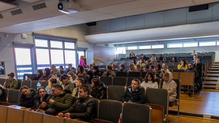 Politechnika Białostocka prowadzi kursy języka polskiego dla uchodźców z Ukrainy. 120 osób już rozpoczęło zajęcia.