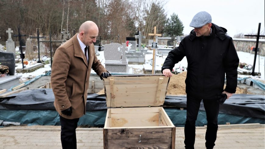 Złożenie artefaktów po ekshumowanych polskich żołnierzach w jamie grobowej