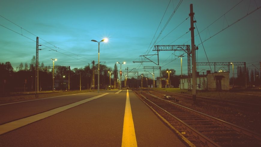 Bezpieczniej i jaśniej na peronach: ponad 62 tysiące lamp LED na kolei