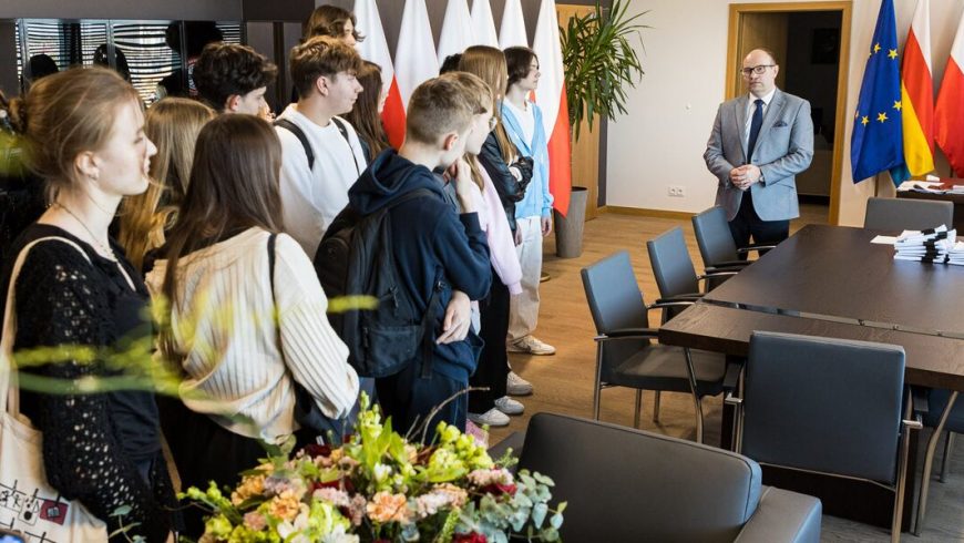Białostoccy licealiści z wizytą w urzędzie marszałkowskim